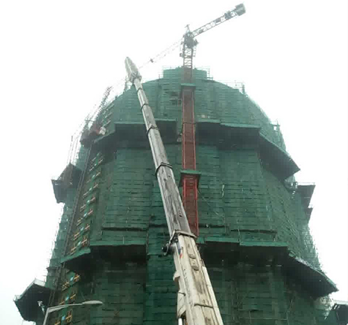 永康吊车在工地上作业